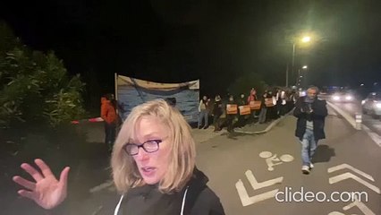 Une trentaine de militants de l’association One Voice rassemblés devant le Marineland d’Antibes ce mardi soir