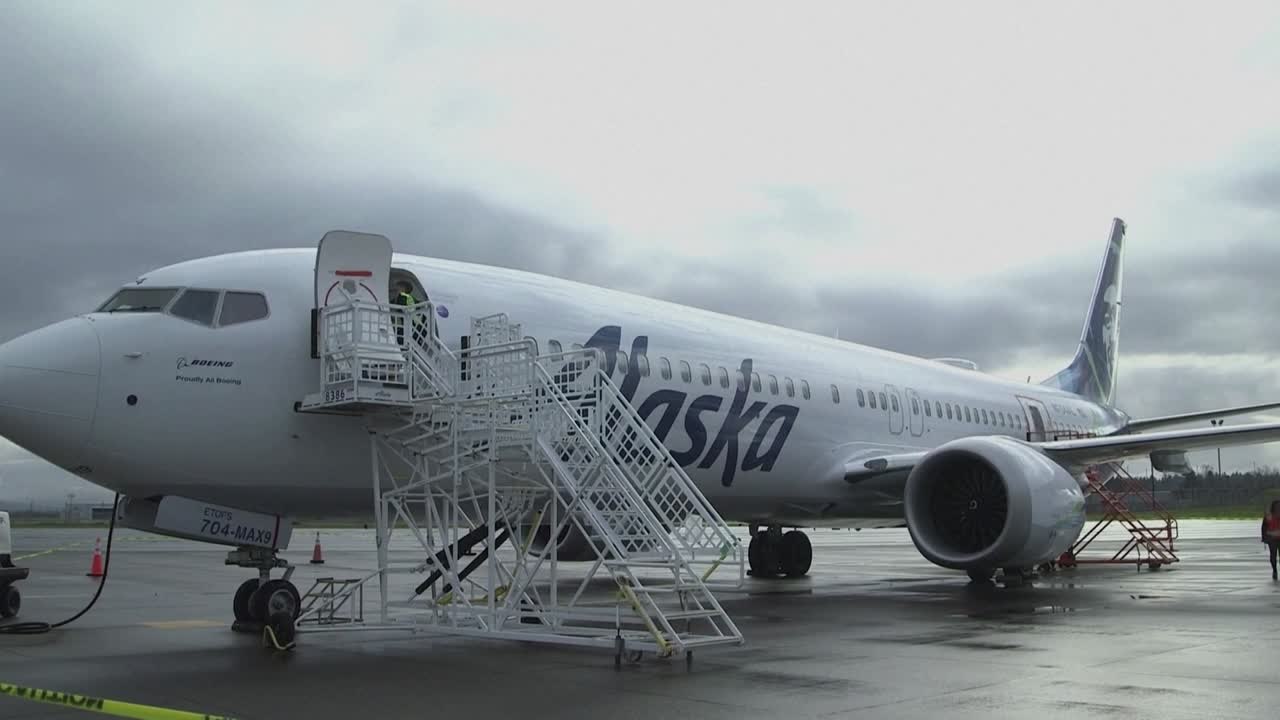Suspenden cientos de vuelos tras incidente de Alaska Airlines