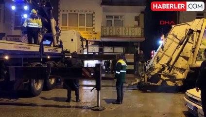 Ankara'da Yağış Sonrası Yol Çöktü, Çöp Kamyonu Çukura Düştü