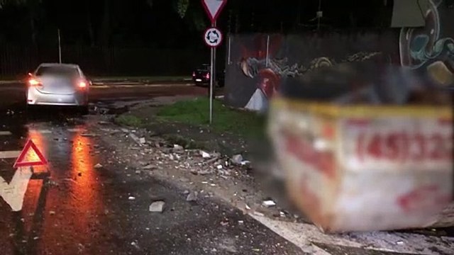 Carro bate em caçamba de entulhos no Country