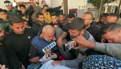 Télécharger la video: Gaza, i funerali dei giornalisti uccisi in un raid israeliano