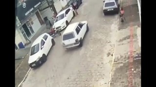 Criança é atropelada por carro ao atravessar rua em Camboriú