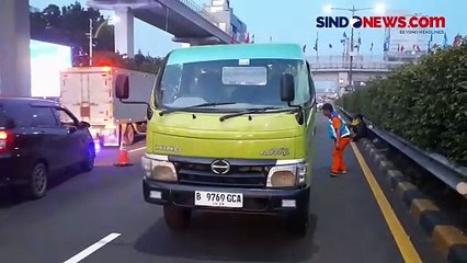 Video herunterladen: Pecah Ban, Mobil Boks Muatan Es Batu Kristal Terguling di Jaksel