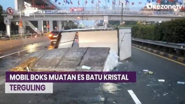 Mobil Boks Muatan Es Batu Kristal Terguling Sebabkan Kemacetan Panjang