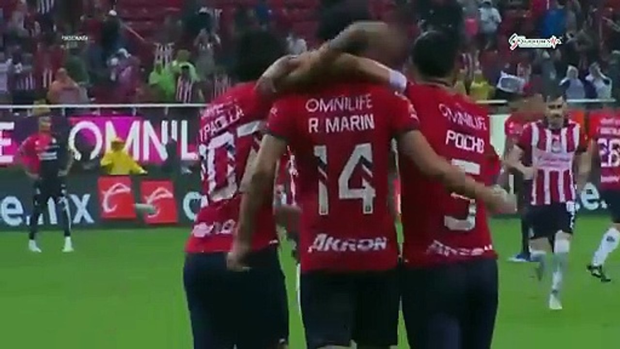 Chicharito casi en Chivas