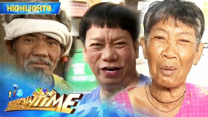 Lassy gives out a 'random act of kindness' | It’s Showtime