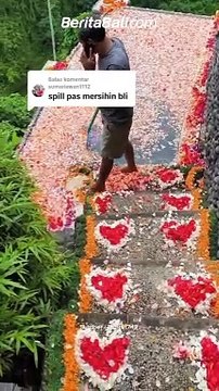 Cara membersihkan rangkaian bunga romantis di Kolam Renang