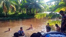 Main di sungai.