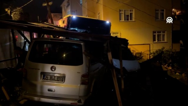 Özel halk otobüsü park halindeki araçlara çarptı