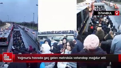 İstanbul'da yağmurlu havada geç gelen metrobüs vatandaşı mağdur etti