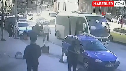 Minibüsten inen çocuğa aracın kapısı çarptı, o anlar kamerada