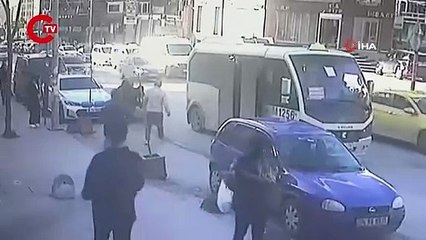 Minibüsten inen çocuğa aracın kapısı çarptı