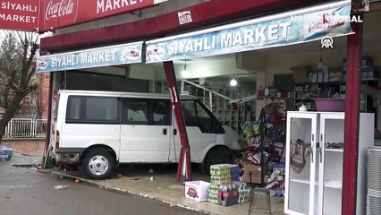 Diyarbakır'da minibüs markete girdi, 5 öğrenci yaralandı