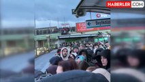 Altunizade metrobüs durağında insan seli