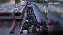 İstanbul Altunizade'de metrobüs durağında insan seli