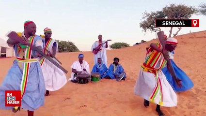 Geleneksel kıyafetler giyen Moritanyalı dansçıların dans gösterisi