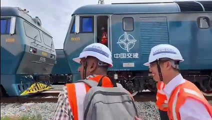 首阶段铺轨可如期完成    雨季无阻东铁进度