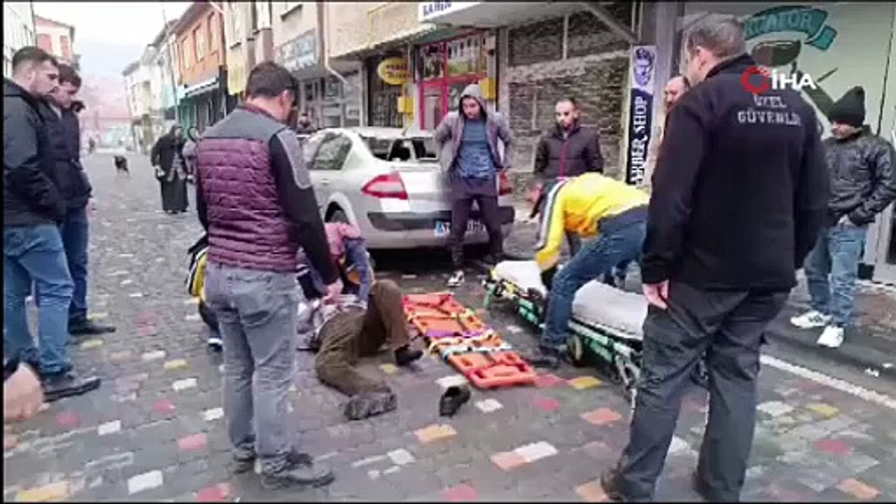 Çatıdan otomobilin üzerine düşen adam kurtarılamayarak hayatını kaybetti