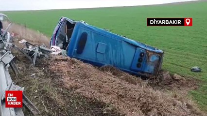 Diyarbakır'da mahkumları taşıyan araç şarampole yuvarlandı