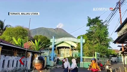 Gunung Gamalama Luncurkan Asap Putih Setinggi 150 Meter