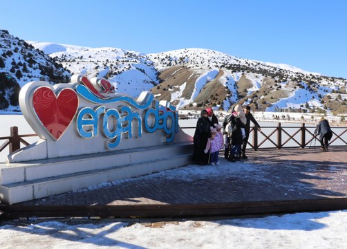 Buz tutan Ardıçlı Gölü ve kayak merkeziyle Ergan Dağı