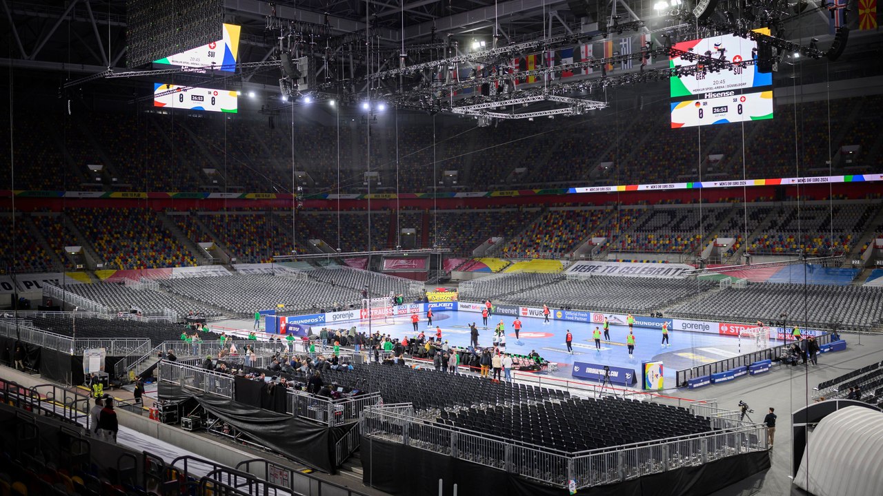 Beeindruckender Zeitraffer: So wurde Düsseldorfs Fußball-Arena zum Handball-Tempel
