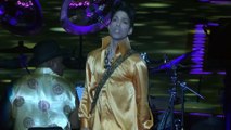 Prince chante son tube 