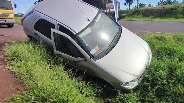 Palio quase capota em saída de pista na BR-163, em Cascavel