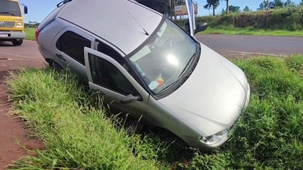 Palio quase capota em saída de pista na BR-163, em Cascavel