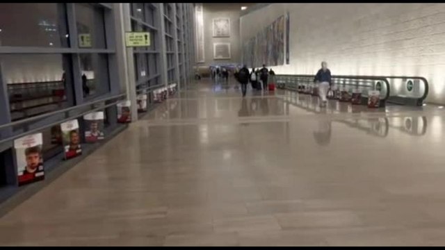 Israele, le foto degli ostaggi esposte all'aeroporto di Tel Aviv
