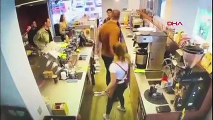 Kız arkadaşının kahve bardağına gülücük çizen baristayı dövdü