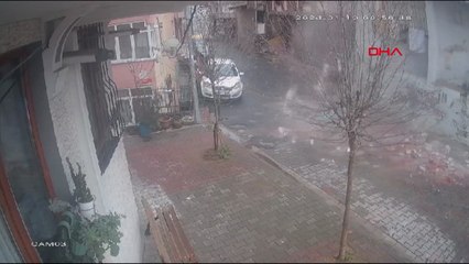 Kağıthane'de bir binanın balkonu çöktü! o anlar kamerada