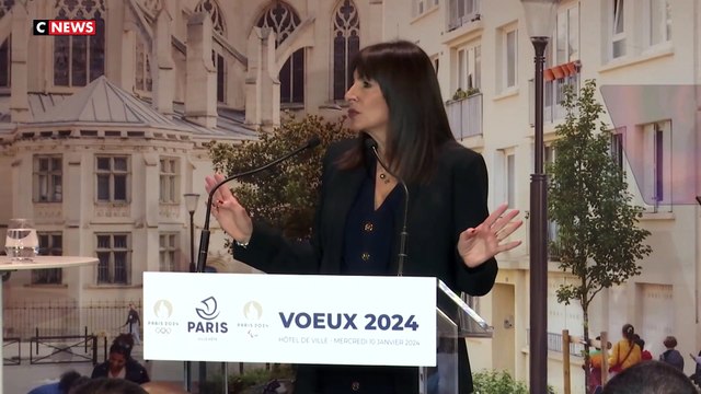 La maire de Paris Anne Hidalgo assure qu'elle se baignera dans la Seine avant les Jeux Olympiques en juillet, plus de 30 années après la promesse de Jacques Chirac