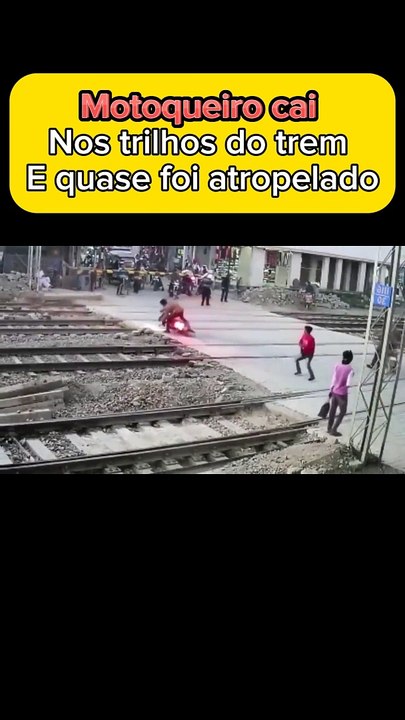 Motoqueiro cai nos trilhos do trem