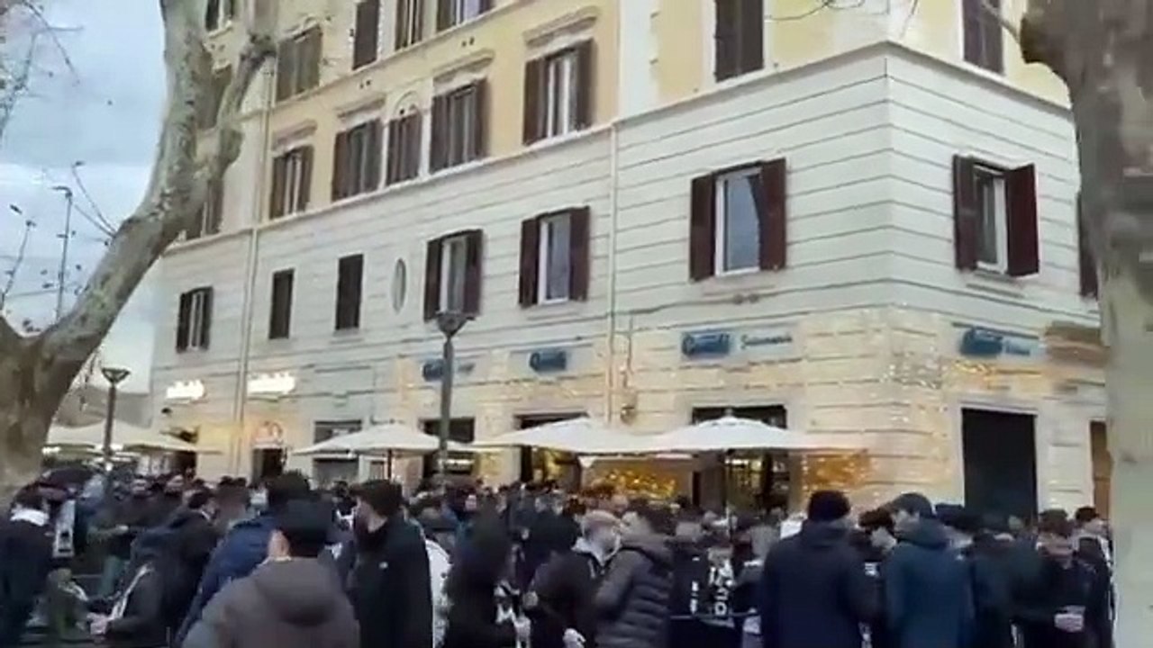 Lazio, tutto pronto per il derby: la carica dei tifosi a Ponte Milvio