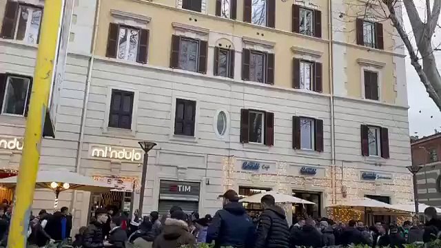 Lazio, tifosi a Ponte Milvio: la carica prima del derby