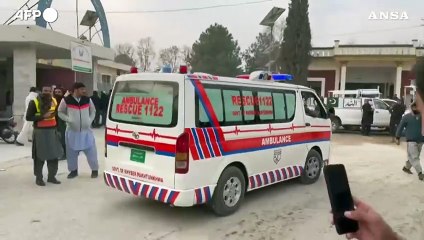 Pakistan, bomba su mezzo polizia: morti almeno 5 agenti