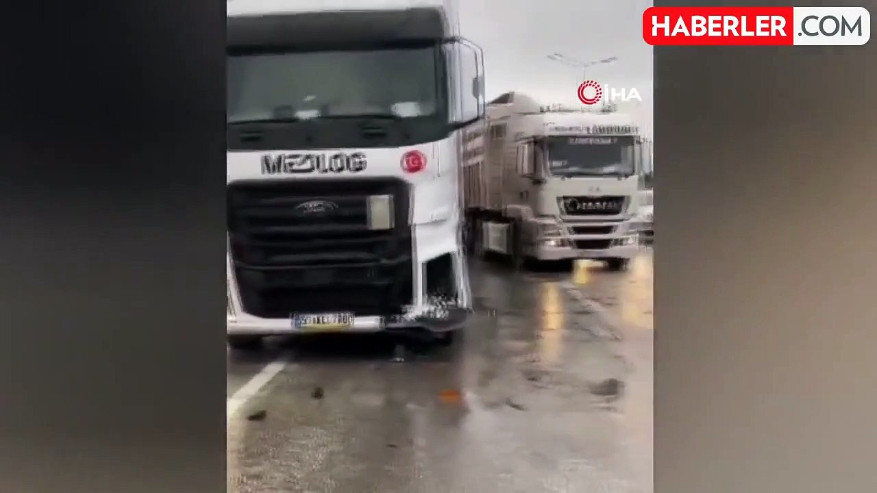 Tır, kırmızı ışıkta bekleyen otomobile çarptı: 3 yaralı