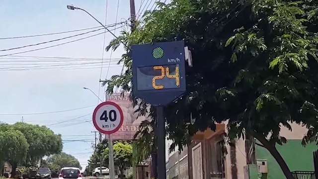 Internautas reclamam de radar em meio a galhos de árvore no Santa Felicidade