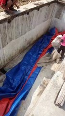 Setiap pemasangan terpal selesai lalu diisi air, maka disitulah bocil-bocil berenang ceria