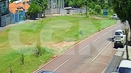 Câmera flagra acidente entre táxi e Kia Cerato no Parque Verde