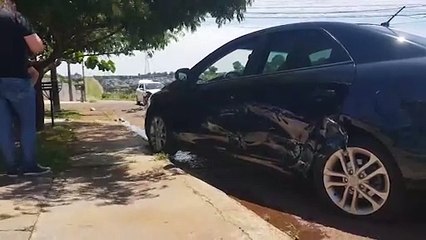 Táxi e Kia Cerato se envolvem em acidente de trânsito no Parque Verde
