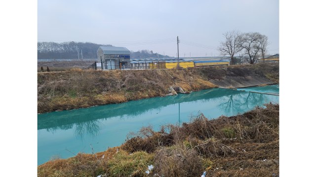 평택 진위천 7.4km 구간에 유해물질 유출...긴급 방제 작업 / YTN