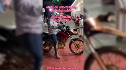 Padre entra de moto em igreja e vídeo viraliza: ‘Instrumento de evangelização’