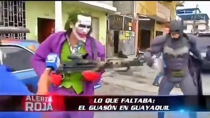 En medio de la guerra civil en ecuador, a estos 2 personas les dio por salir como Batman y el guasón