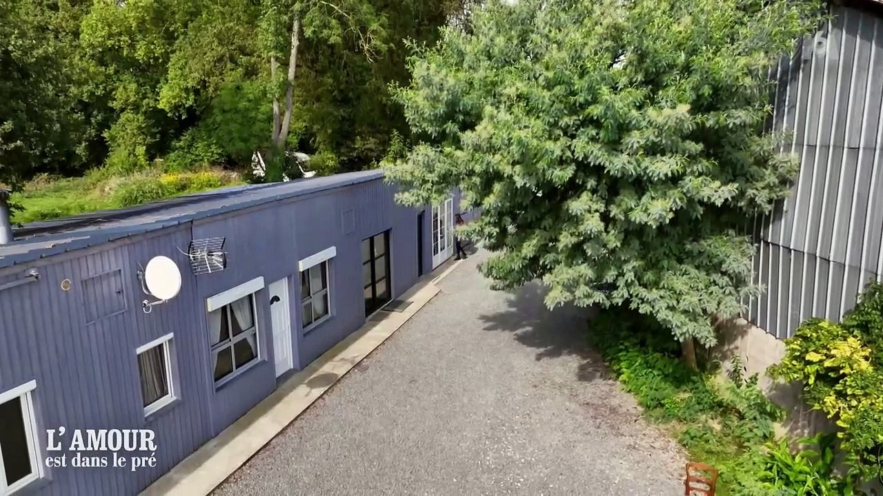 Karine Le Marchand hallucine en découvrant la maison de Gilles. / Le beau-gosse de la saison met en grade ses prétendantes.