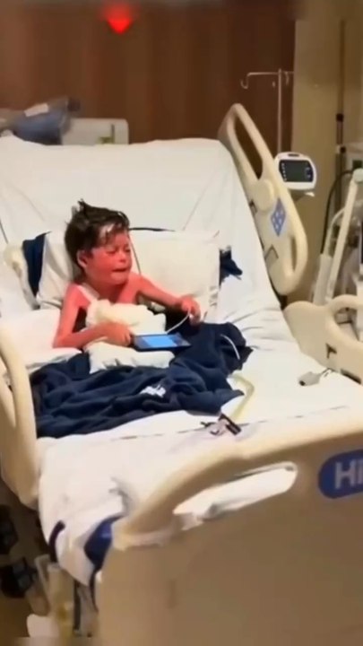 Le garçon a laissé des araignées le mordre tous les jours