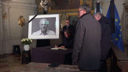 Premiê da Baviera e diretores do Bayern assinam livro de condolências de Beckenbauer