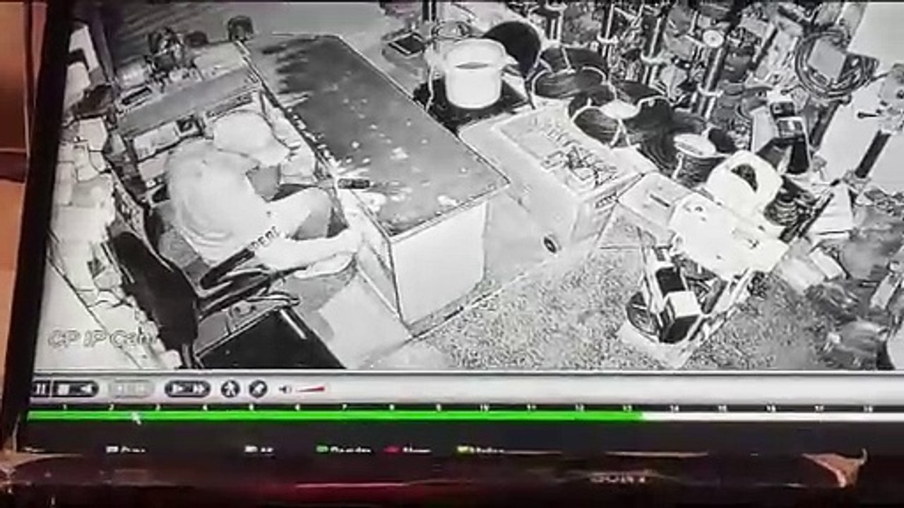 बेटी के विवाह के लिए रखा लाखों का सोना-चांदी व...