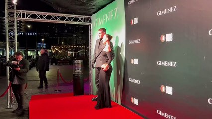 Santiago Giménez en la alfombra roja de su documental